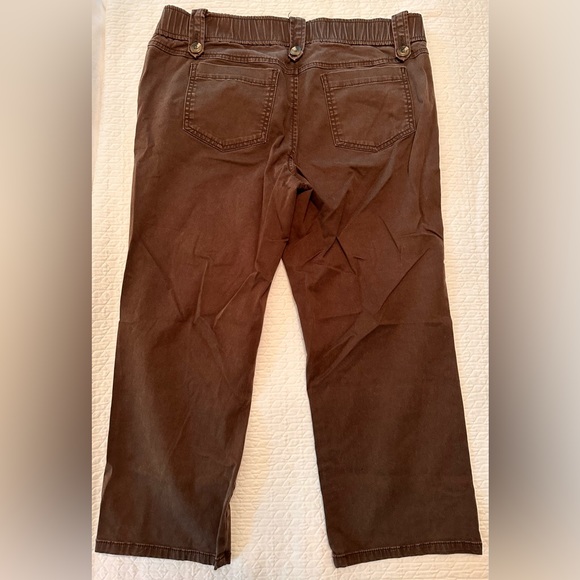 225. Ladies Old Navy Maternity Vintage Brown Stretch Capri Pant - Picture 2 of 9